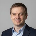 Портрет уверенного специалиста компании Лада Аукг на нейтральном фоне для раздела тех осмотра
