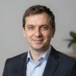 Портрет уверенного бизнесмена в студии для сайта технического осмотра Lada в Усть-Каменогорске