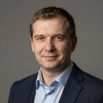 Портрет уверенного бизнесмена в студии для сайта технического осмотра Lada в Усть-Каменогорске